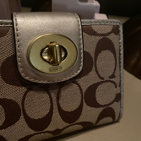 Coach Signature Wallet - Picture 9 of 9